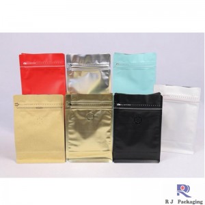 квадратный запечатанный плоскодонный мешок с молнией в кармане, пригоден для питомца или других продуктов питания.